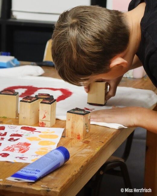 Kreative Workshops für Kinder im Studio Herzfrisch in Wuppertal: T-Shirt Design